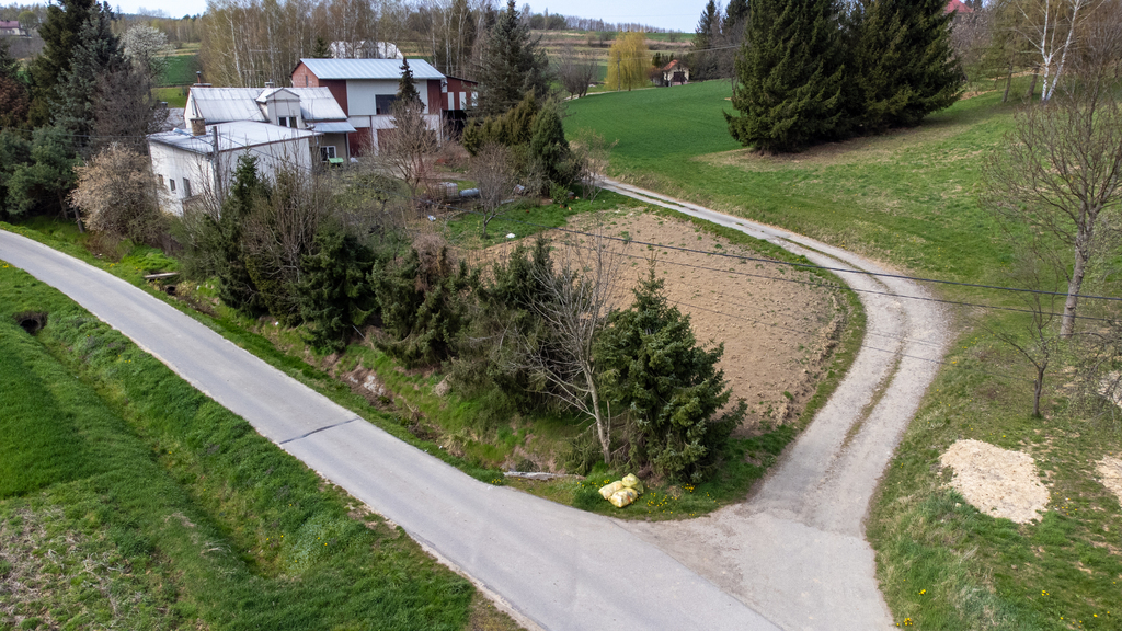 300m od DK 19, pośród niskiej zabudowy